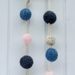 Wanddekoration mit Stoffbällen