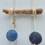 Wanddekoration mit Stoffbällen