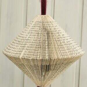 haengende Deko altes Buch